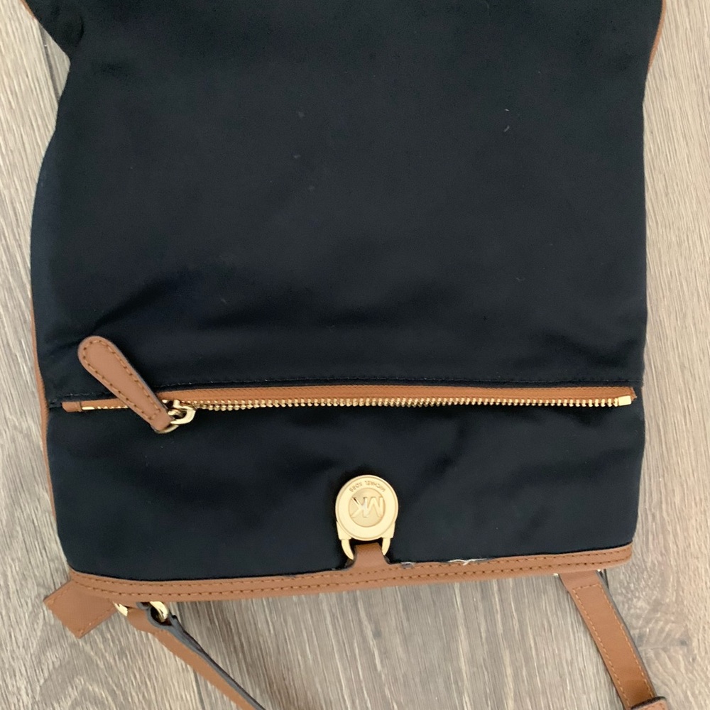 Michael Kors Vinyl Tan Messenger Crossbody Bag Purse W/Leather Adjustable Strap - Picture 8 of 11
